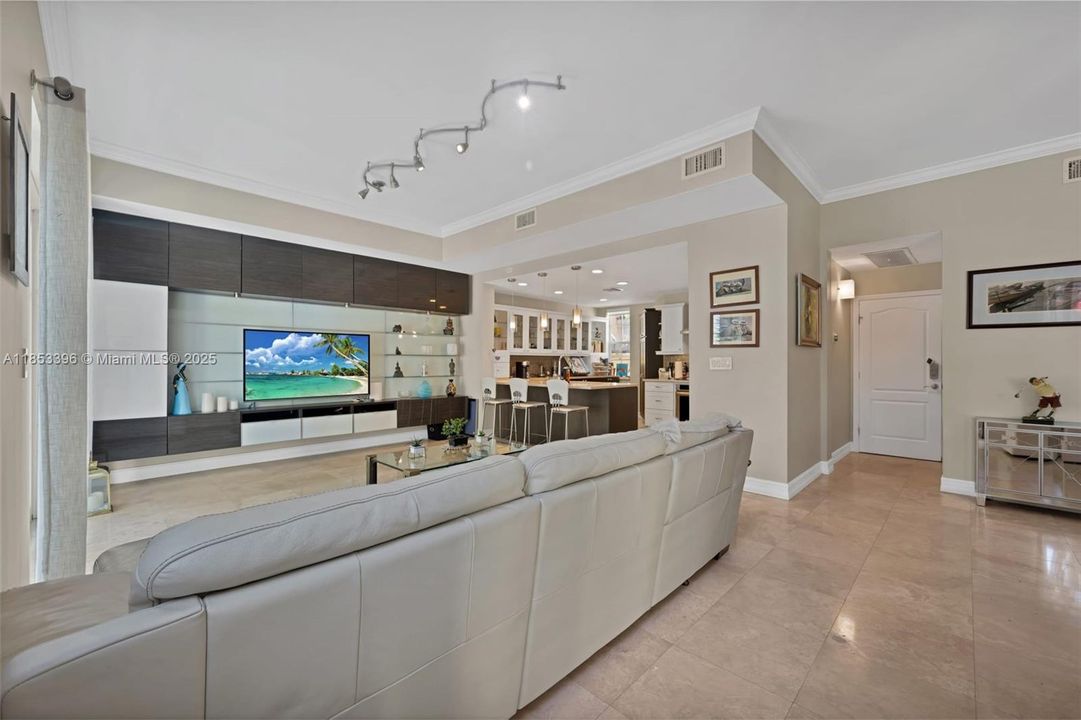 En Venta: $985,000 (3 camas, 2 baños, 2020 Pies cuadrados)