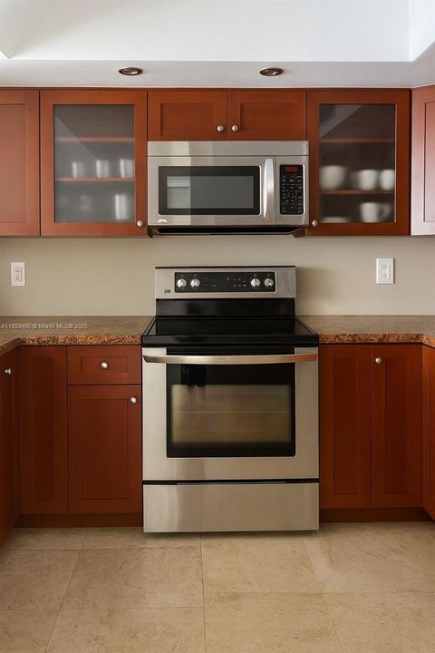 待售: $410,000 (1 贝兹, 1 浴室, 890 平方英尺)