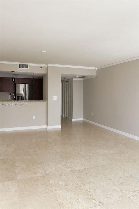 待售: $410,000 (1 贝兹, 1 浴室, 890 平方英尺)