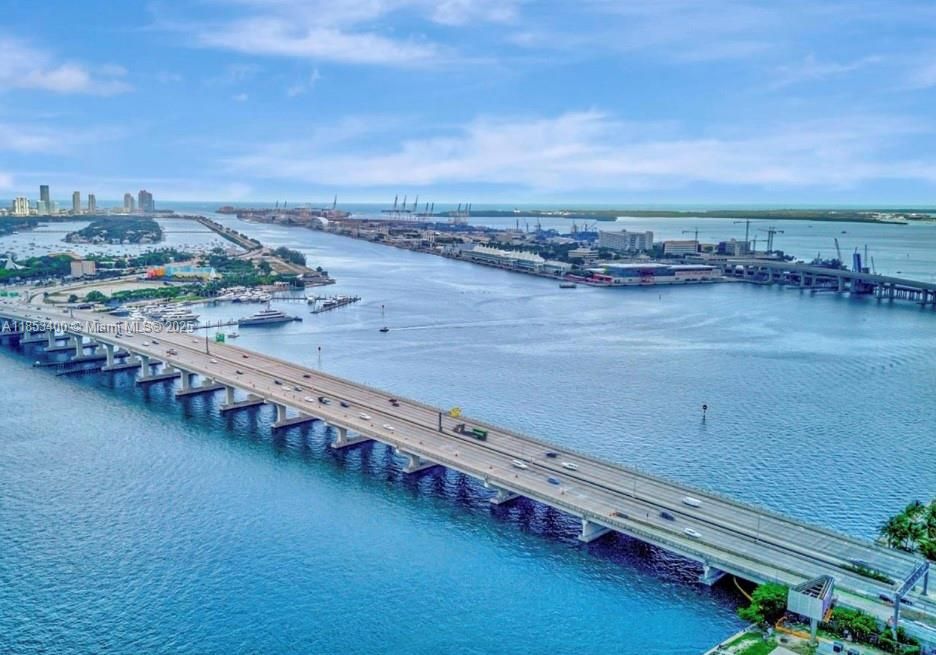 待售: $410,000 (1 贝兹, 1 浴室, 890 平方英尺)