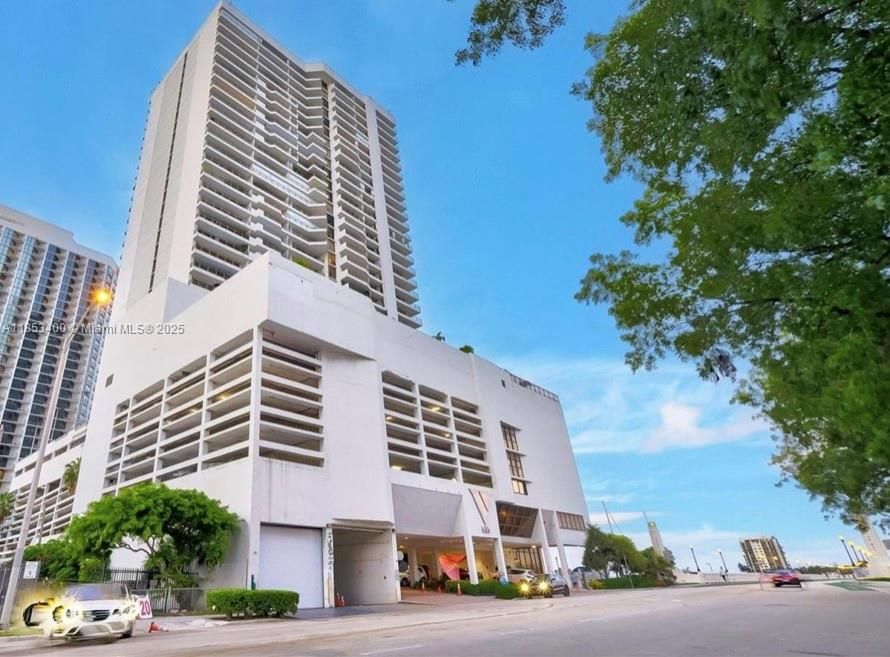 待售: $410,000 (1 贝兹, 1 浴室, 890 平方英尺)