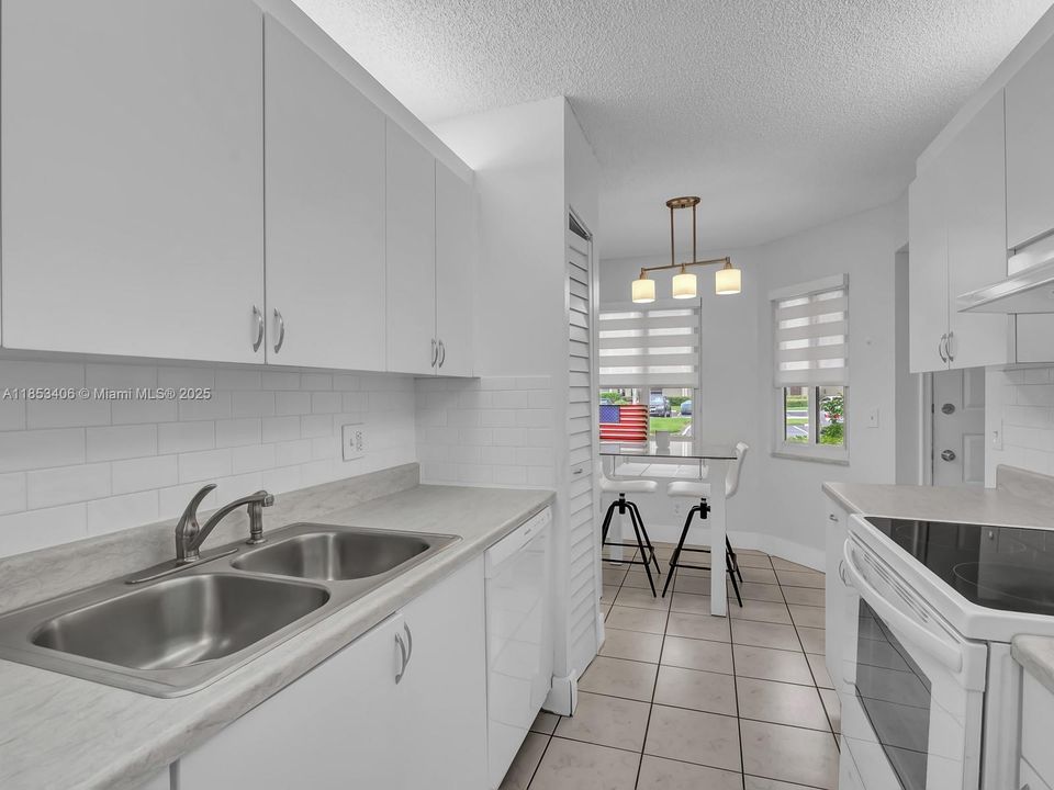 For Sale: $295,000 (2 beds, 2 baths, 1052 Square Feet)