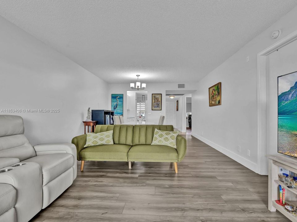 For Sale: $295,000 (2 beds, 2 baths, 1052 Square Feet)