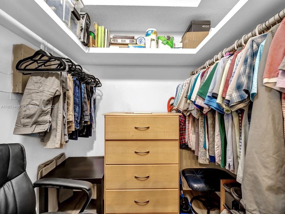 For Sale: $295,000 (2 beds, 2 baths, 1052 Square Feet)