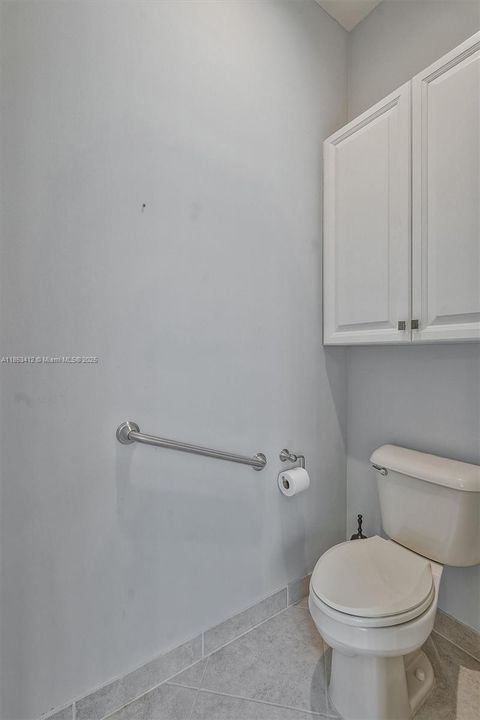 最近售出: $999,999 (3 贝兹, 2 浴室, 2379 平方英尺)