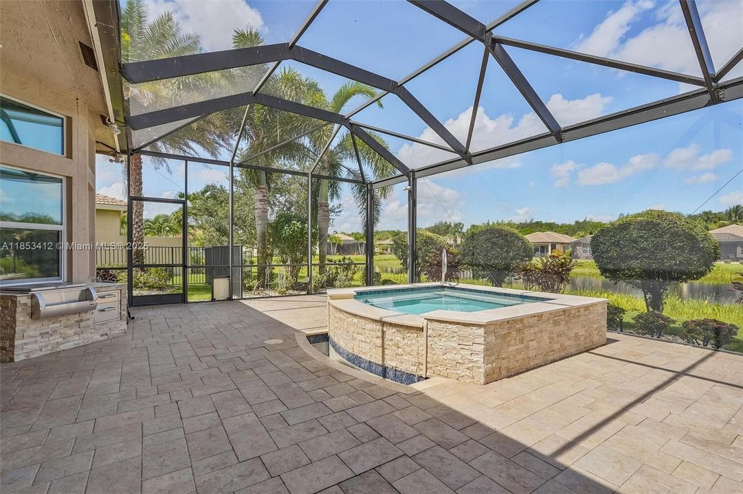 最近售出: $999,999 (3 贝兹, 2 浴室, 2379 平方英尺)