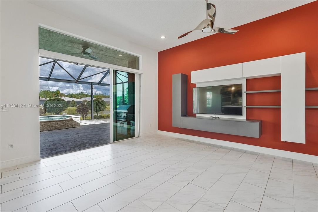 最近售出: $999,999 (3 贝兹, 2 浴室, 2379 平方英尺)