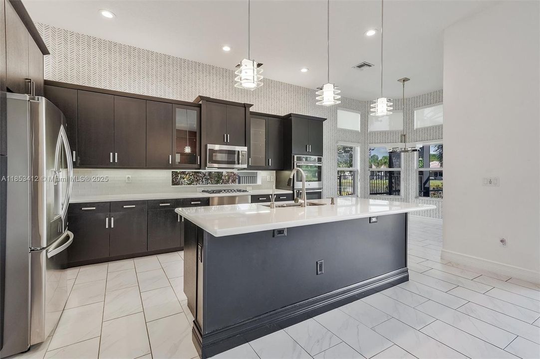 最近售出: $999,999 (3 贝兹, 2 浴室, 2379 平方英尺)