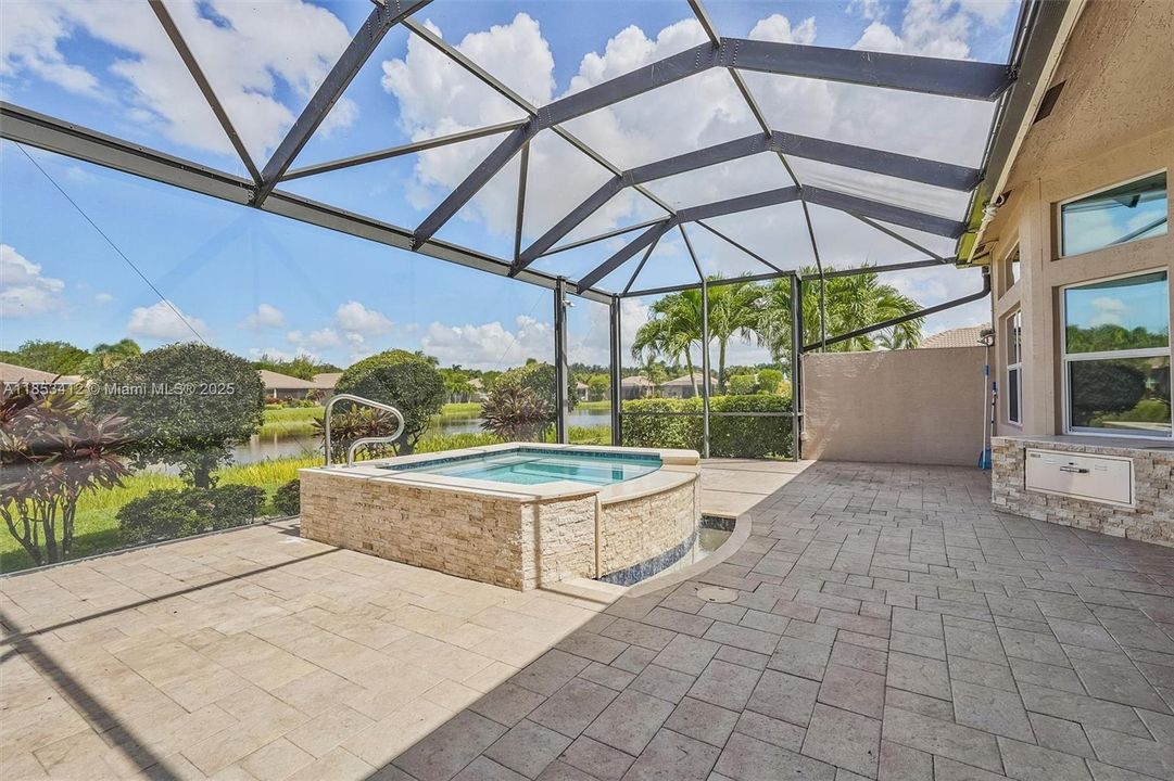 最近售出: $999,999 (3 贝兹, 2 浴室, 2379 平方英尺)