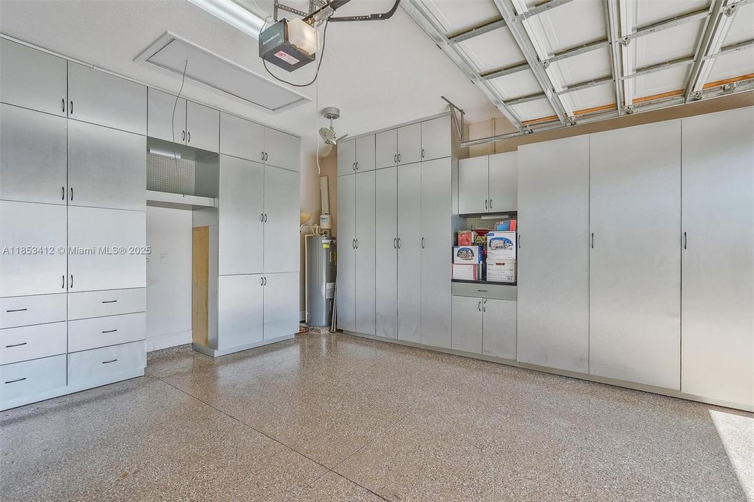 最近售出: $999,999 (3 贝兹, 2 浴室, 2379 平方英尺)