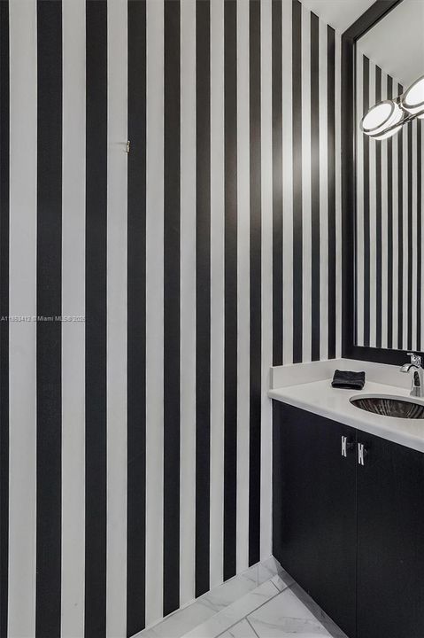 最近售出: $999,999 (3 贝兹, 2 浴室, 2379 平方英尺)