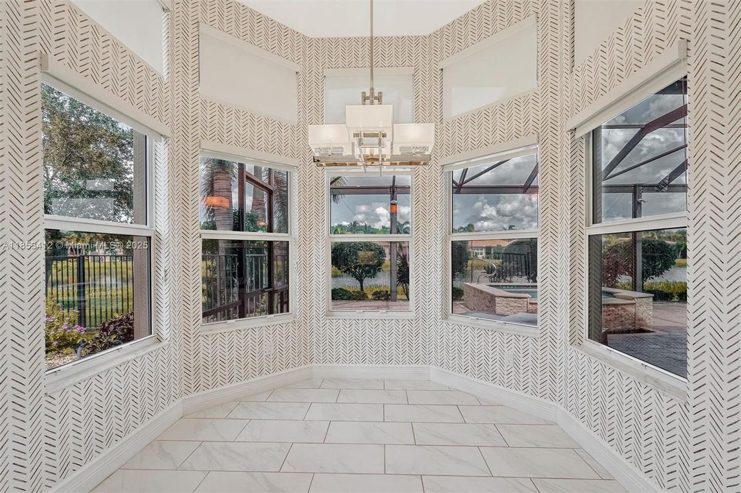 最近售出: $999,999 (3 贝兹, 2 浴室, 2379 平方英尺)