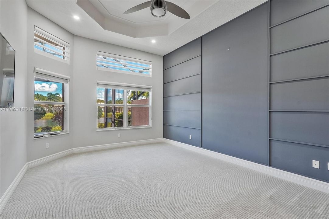 最近售出: $999,999 (3 贝兹, 2 浴室, 2379 平方英尺)