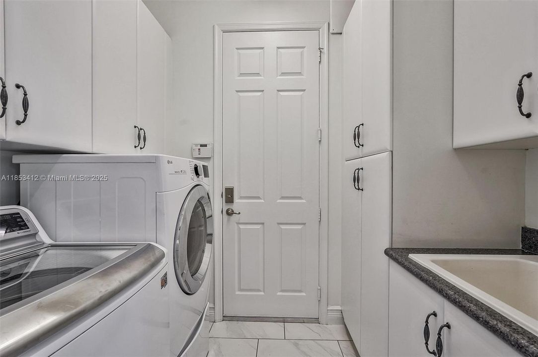 最近售出: $999,999 (3 贝兹, 2 浴室, 2379 平方英尺)