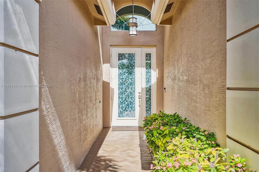 最近售出: $999,999 (3 贝兹, 2 浴室, 2379 平方英尺)