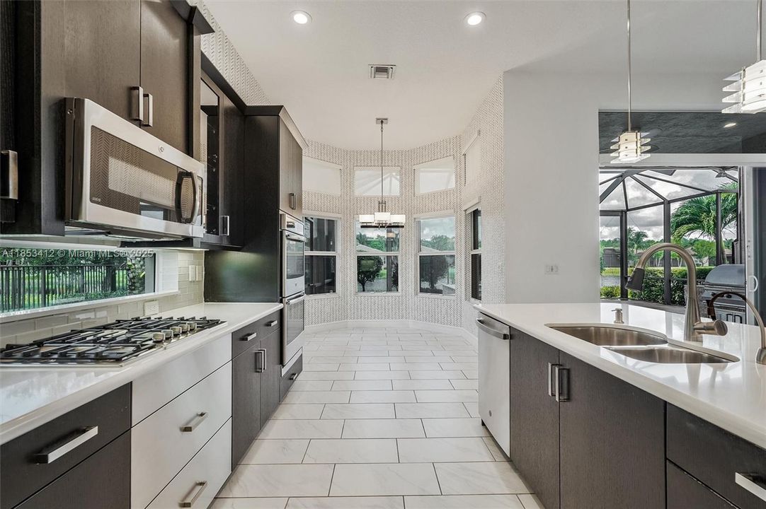 最近售出: $999,999 (3 贝兹, 2 浴室, 2379 平方英尺)