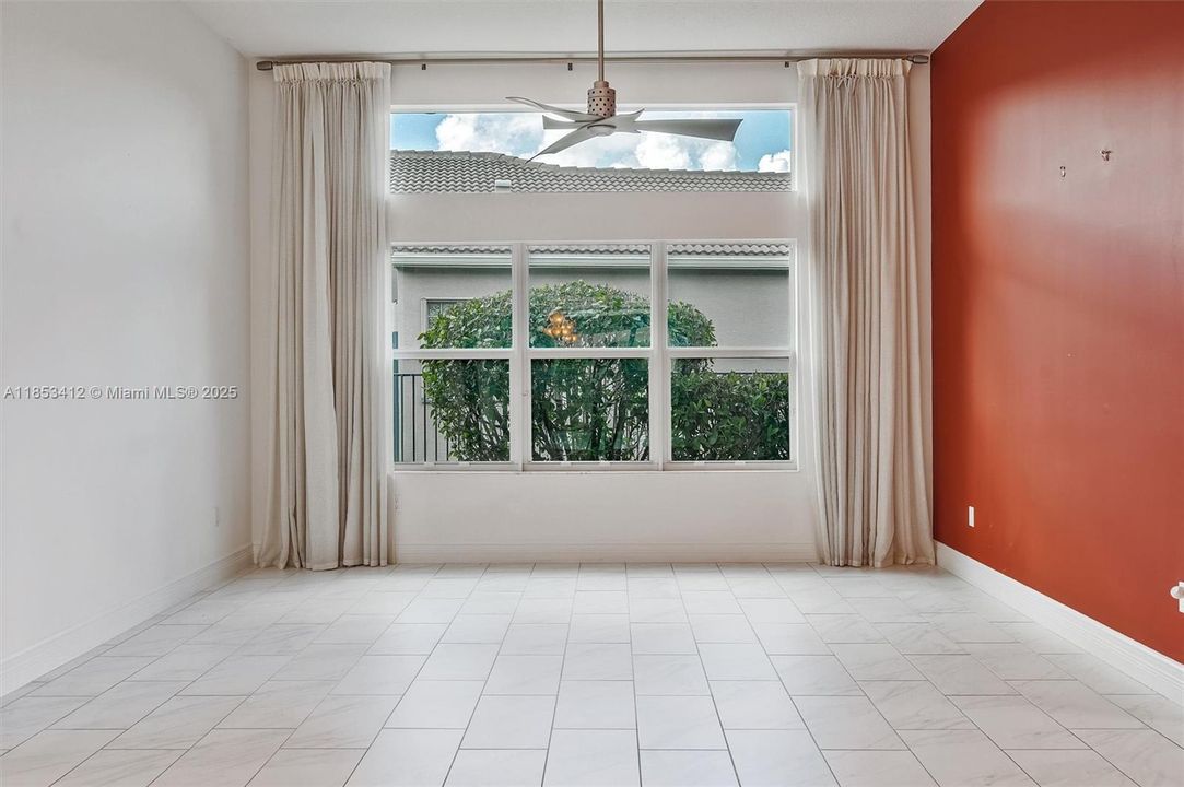 最近售出: $999,999 (3 贝兹, 2 浴室, 2379 平方英尺)