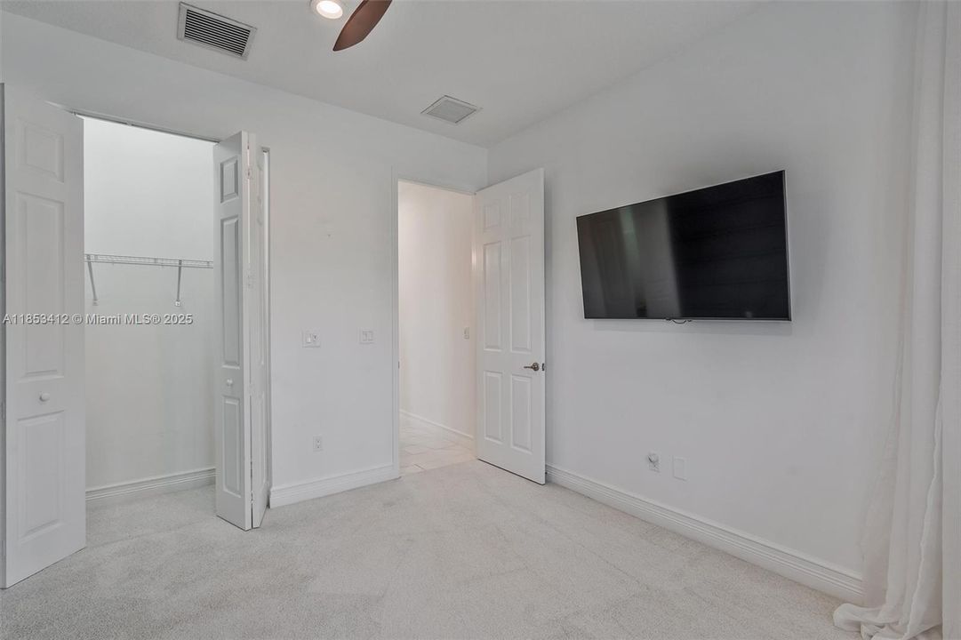 最近售出: $999,999 (3 贝兹, 2 浴室, 2379 平方英尺)