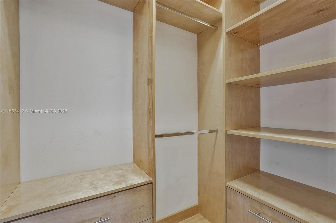 最近售出: $999,999 (3 贝兹, 2 浴室, 2379 平方英尺)