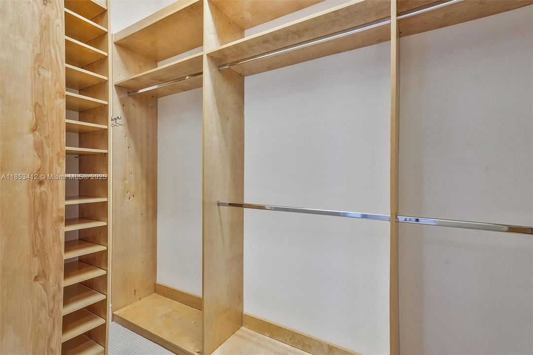 最近售出: $999,999 (3 贝兹, 2 浴室, 2379 平方英尺)