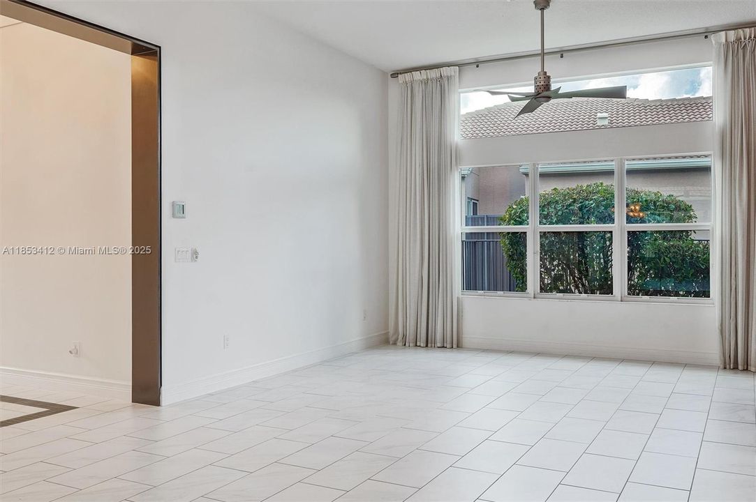 最近售出: $999,999 (3 贝兹, 2 浴室, 2379 平方英尺)