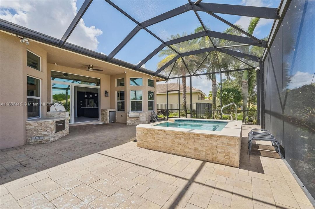 最近售出: $999,999 (3 贝兹, 2 浴室, 2379 平方英尺)