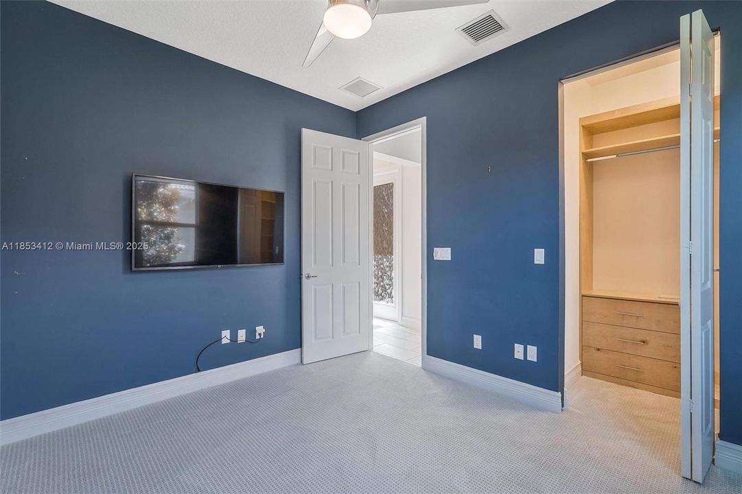 最近售出: $999,999 (3 贝兹, 2 浴室, 2379 平方英尺)