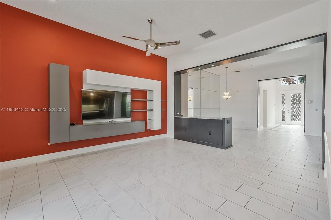 最近售出: $999,999 (3 贝兹, 2 浴室, 2379 平方英尺)