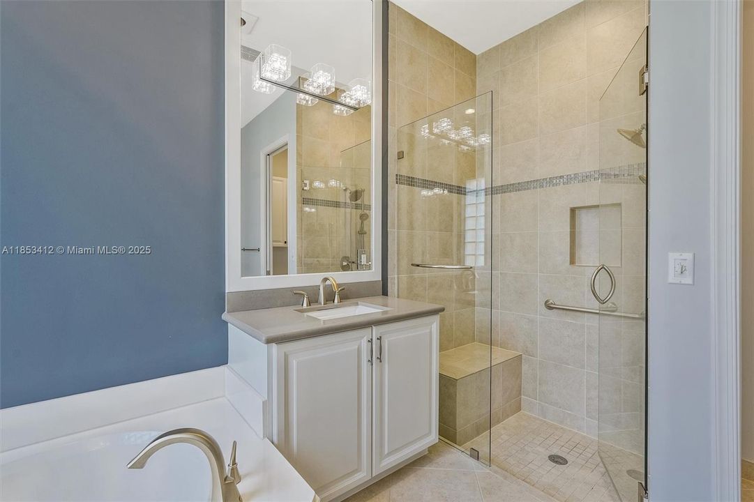 最近售出: $999,999 (3 贝兹, 2 浴室, 2379 平方英尺)