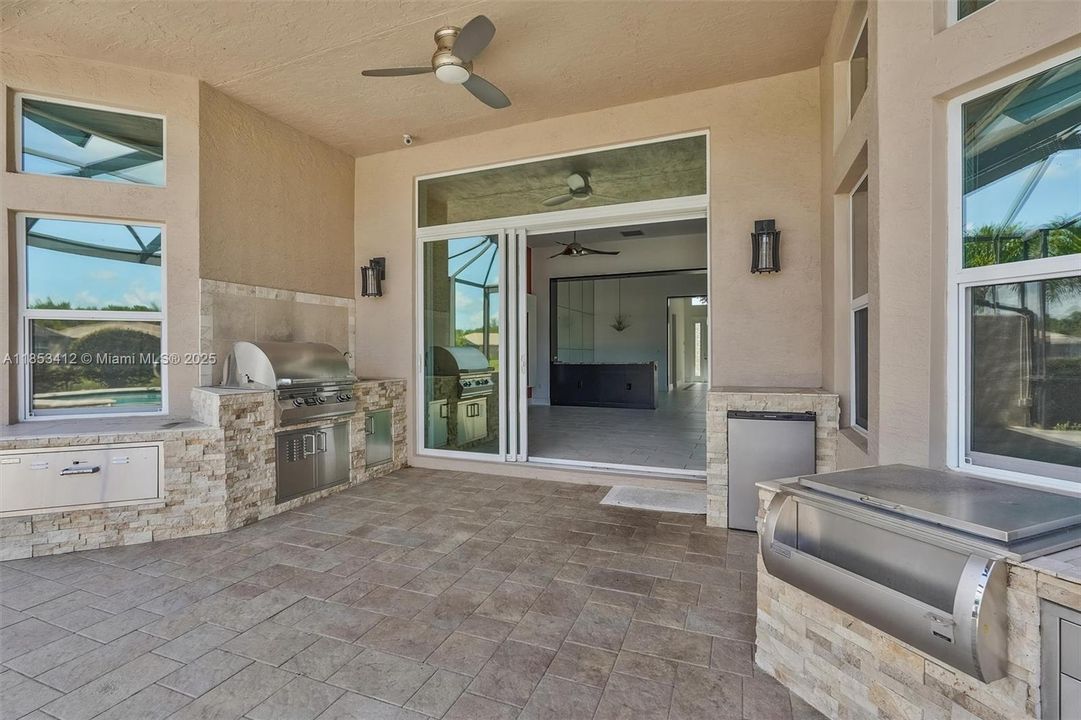 最近售出: $999,999 (3 贝兹, 2 浴室, 2379 平方英尺)