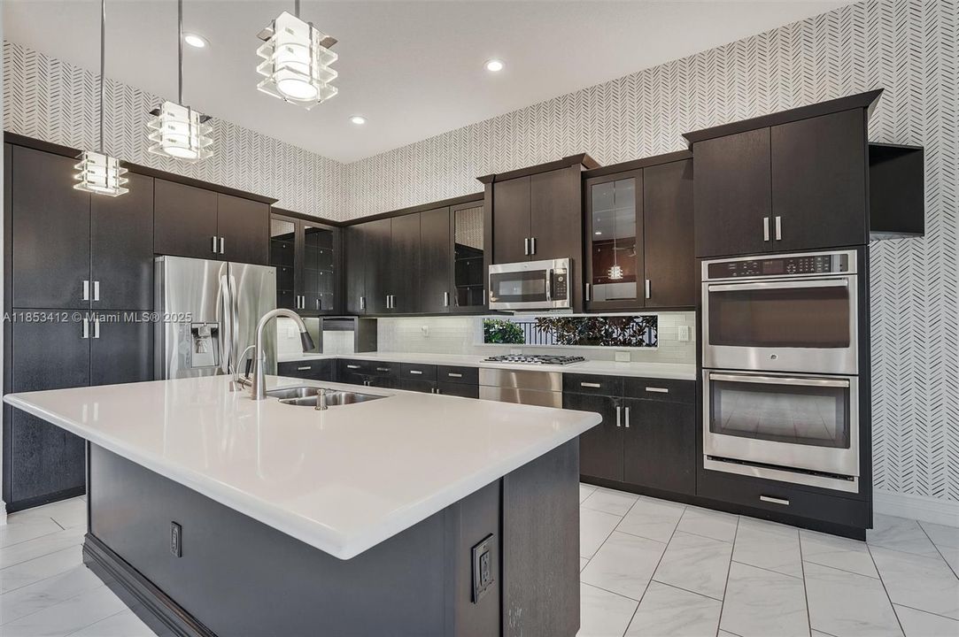 最近售出: $999,999 (3 贝兹, 2 浴室, 2379 平方英尺)