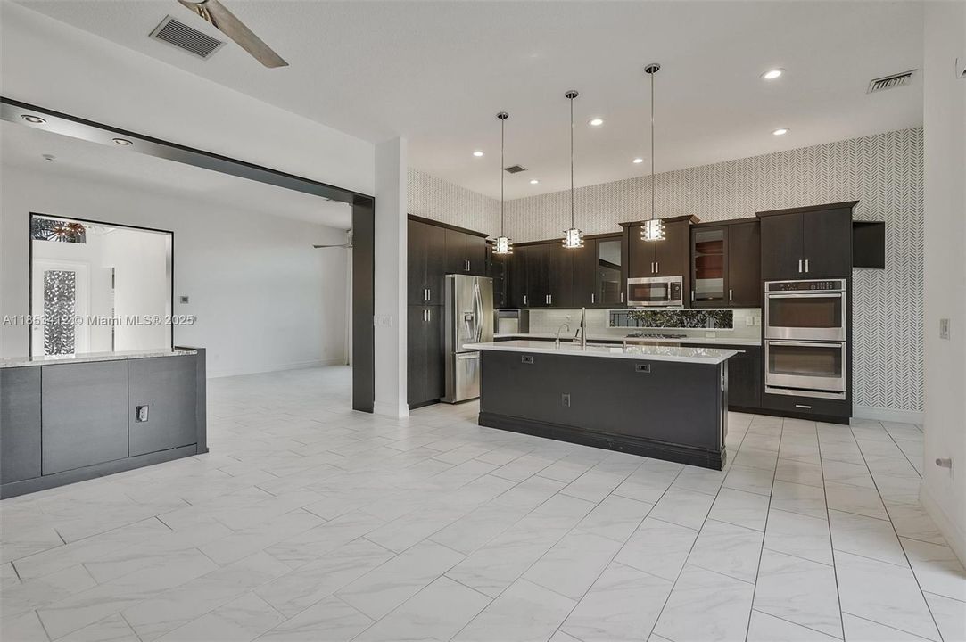 最近售出: $999,999 (3 贝兹, 2 浴室, 2379 平方英尺)