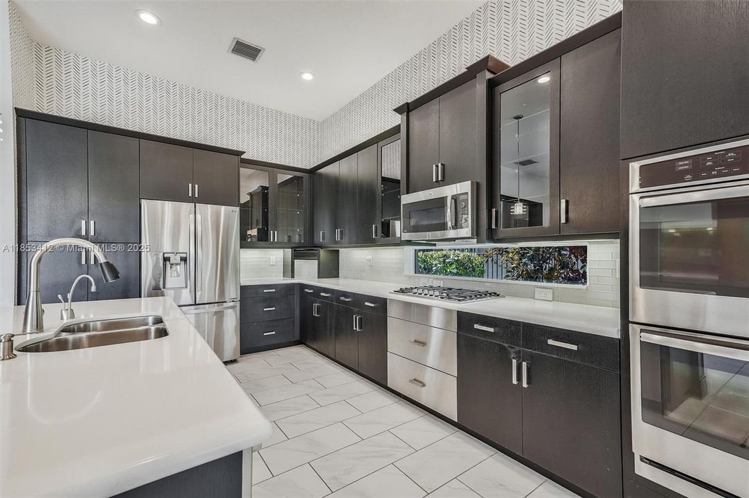 最近售出: $999,999 (3 贝兹, 2 浴室, 2379 平方英尺)