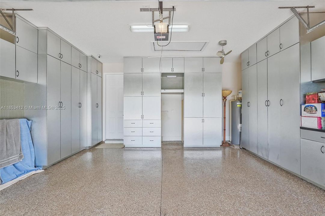 最近售出: $999,999 (3 贝兹, 2 浴室, 2379 平方英尺)