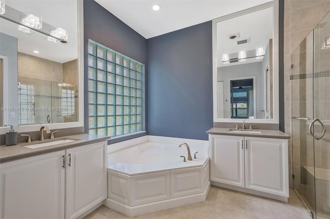 最近售出: $999,999 (3 贝兹, 2 浴室, 2379 平方英尺)