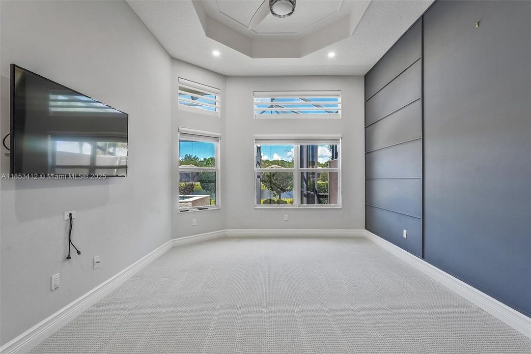 最近售出: $999,999 (3 贝兹, 2 浴室, 2379 平方英尺)