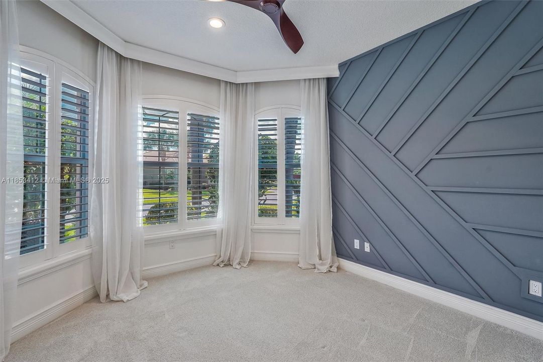 最近售出: $999,999 (3 贝兹, 2 浴室, 2379 平方英尺)