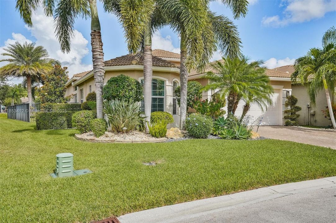 最近售出: $999,999 (3 贝兹, 2 浴室, 2379 平方英尺)