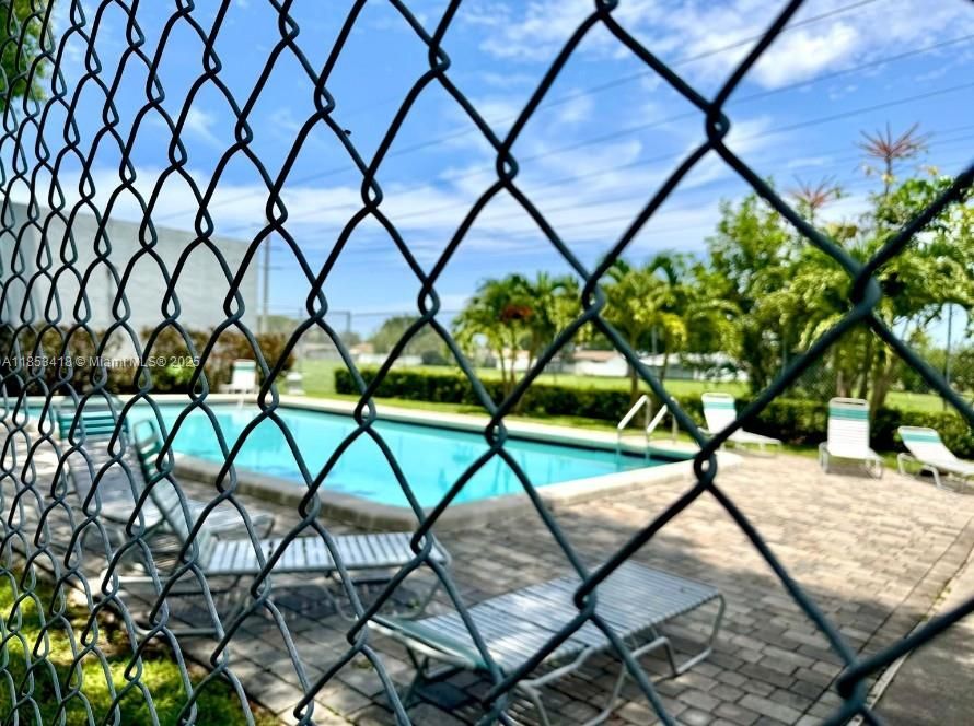 For Sale: $299,900 (2 beds, 2 baths, 1214 Square Feet)