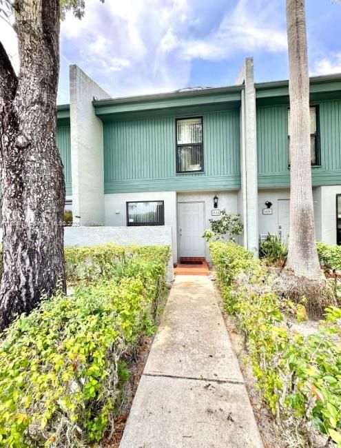 For Sale: $299,900 (2 beds, 2 baths, 1214 Square Feet)