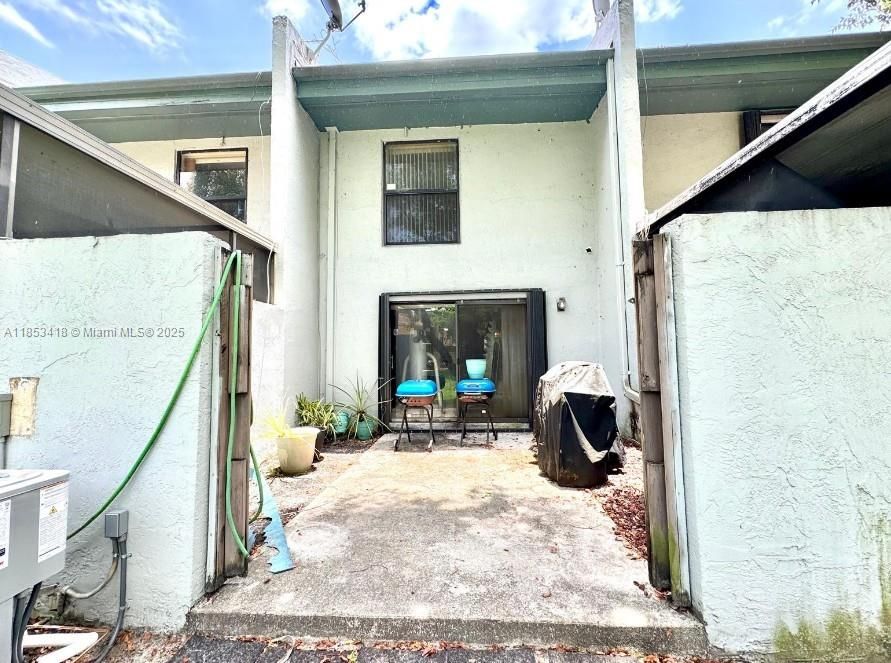 For Sale: $299,900 (2 beds, 2 baths, 1214 Square Feet)