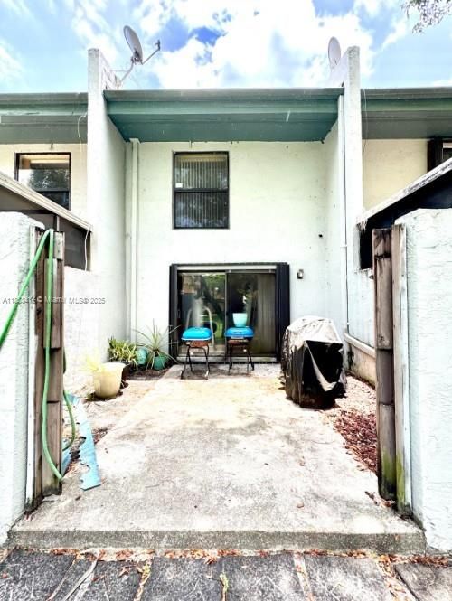 For Sale: $299,900 (2 beds, 2 baths, 1214 Square Feet)