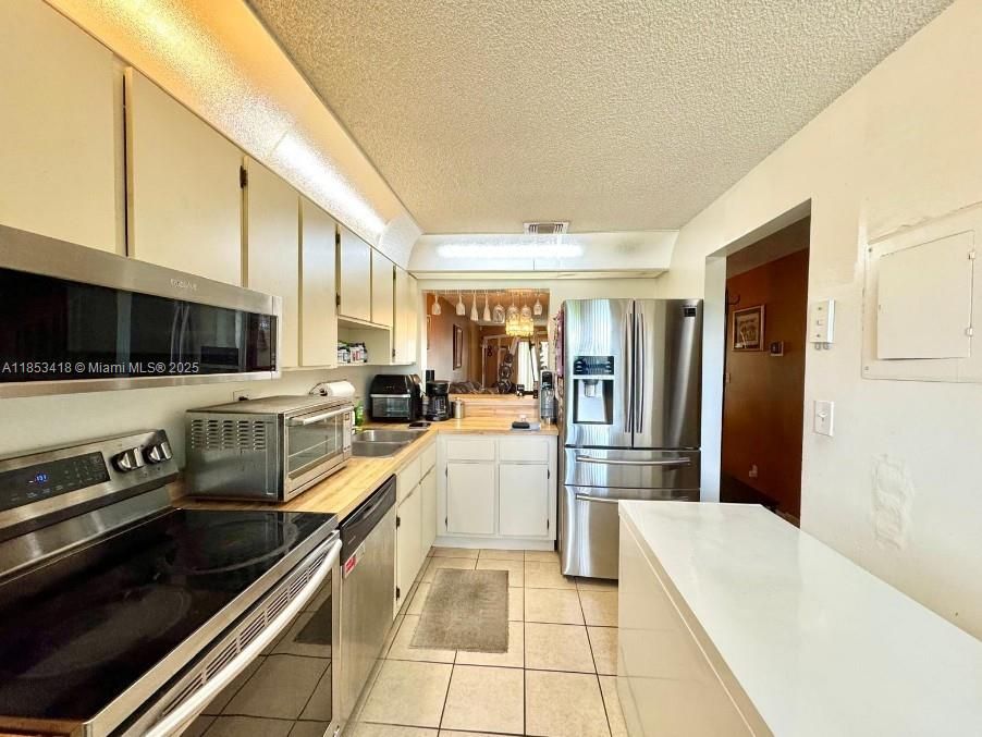 For Sale: $299,900 (2 beds, 2 baths, 1214 Square Feet)