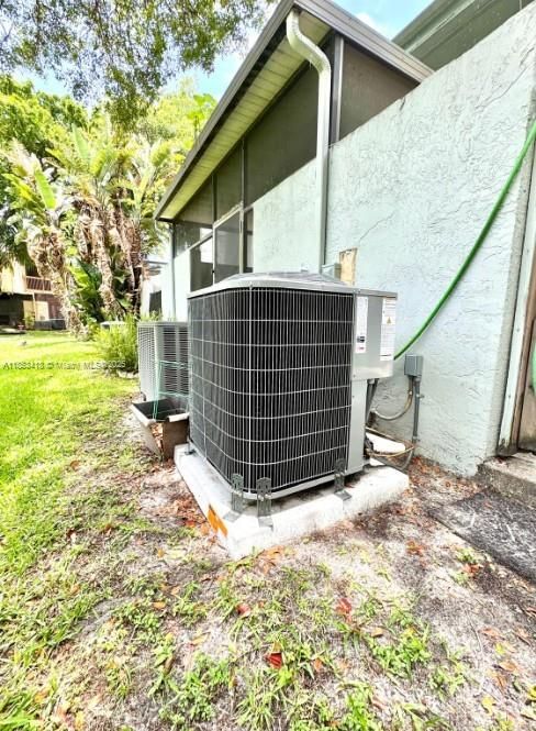 For Sale: $299,900 (2 beds, 2 baths, 1214 Square Feet)