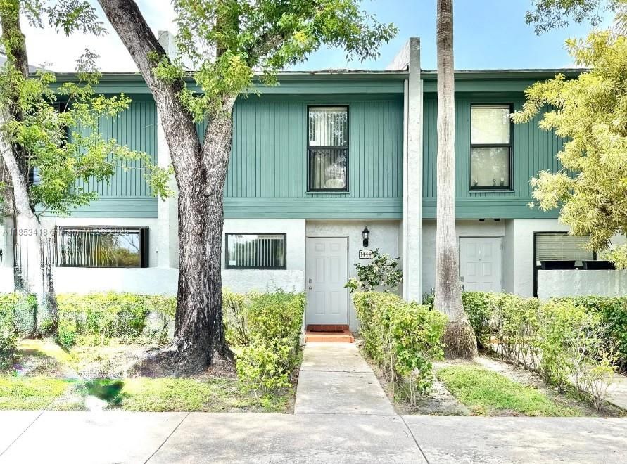 For Sale: $299,900 (2 beds, 2 baths, 1214 Square Feet)