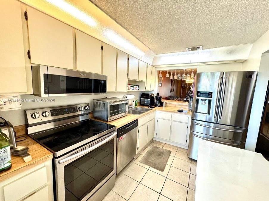 For Sale: $299,900 (2 beds, 2 baths, 1214 Square Feet)