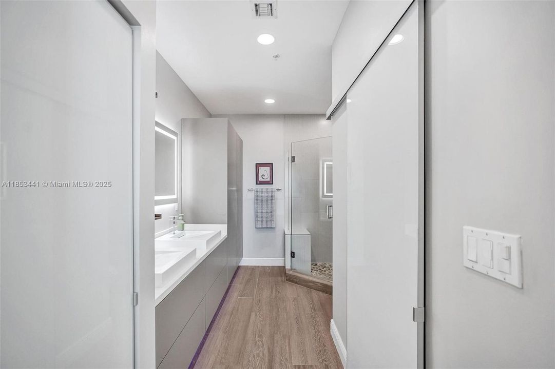 Недавно продано: $675,000 (2 спален, 2 ванн, 1251 Квадратных фут)