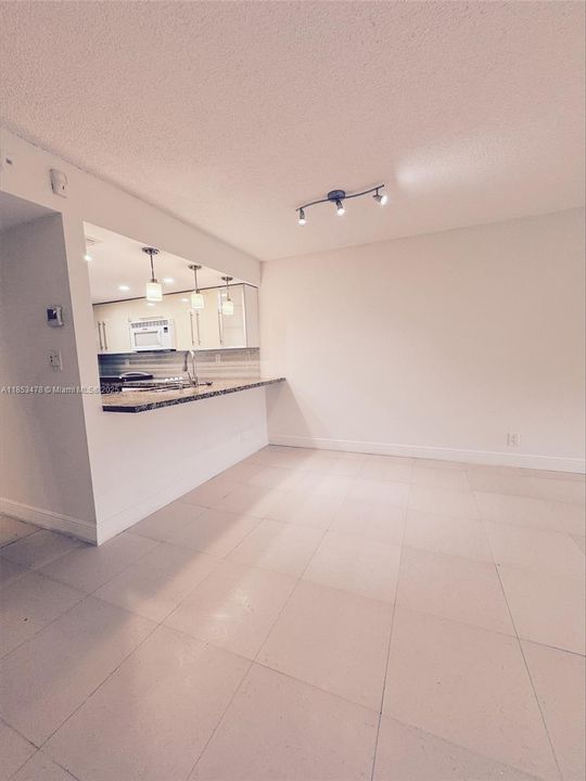 合同活跃: $1,900 (1 贝兹, 1 浴室, 845 平方英尺)