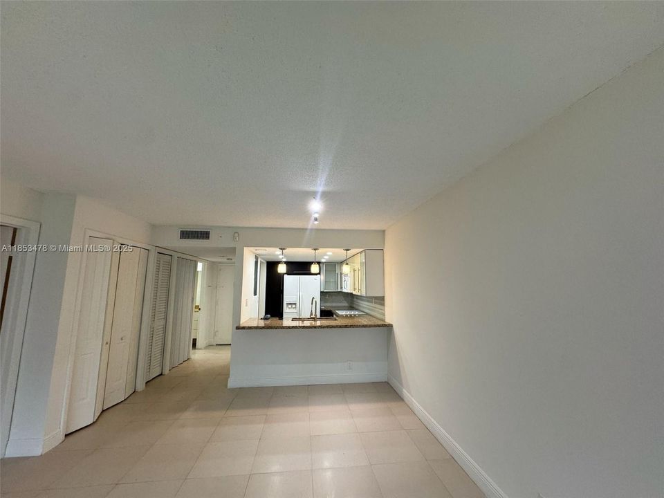 合同活跃: $1,900 (1 贝兹, 1 浴室, 845 平方英尺)