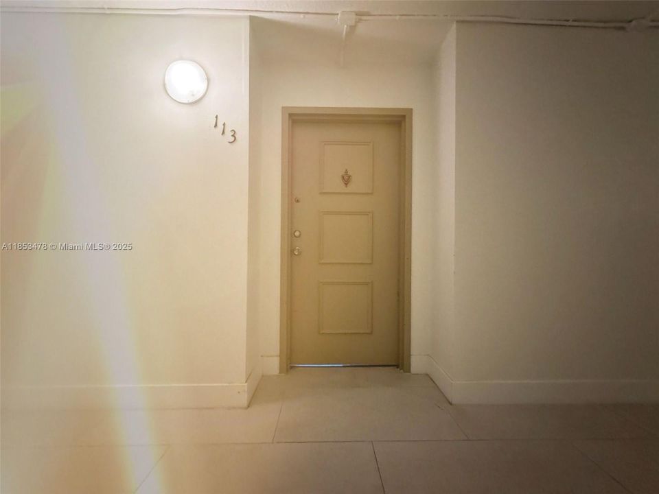 合同活跃: $1,900 (1 贝兹, 1 浴室, 845 平方英尺)